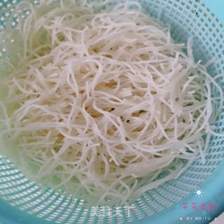 蒜蓉生蚝蒸粉丝的做法步骤:2