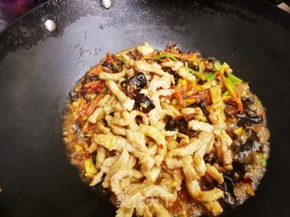 鱼香肉丝的做法步骤:10