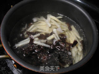 鱼香肉丝的做法步骤:2