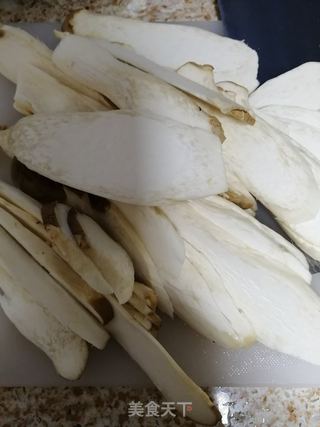 响油手撕杏鲍菇的做法步骤：1