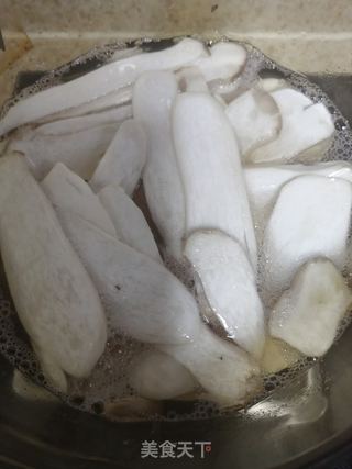 响油手撕杏鲍菇的做法步骤：2
