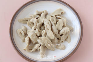 面筋焖禾花鱼的做法步骤:2