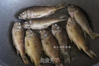 面筋焖禾花鱼的做法步骤:3