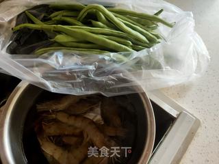 青虾焖豆角的做法步骤：1