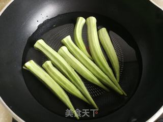 水煮秋葵的做法步骤：2