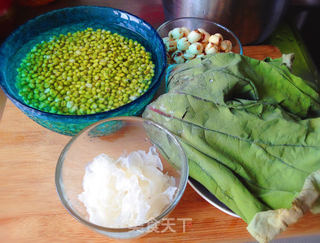荷叶银耳莲子绿豆汤的做法步骤：1