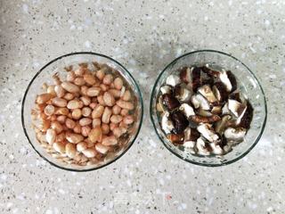 花生香菇猪骨粥的做法步骤:2