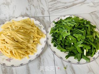 火麻仁韭菜炒豆皮丝的做法步骤：2