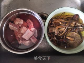 茶树菇炖排骨的做法步骤：1