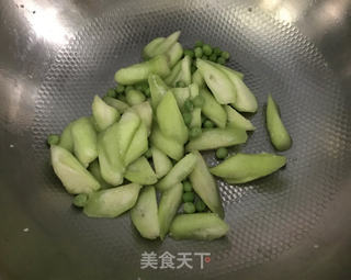 番茄炒丝瓜的做法步骤：8