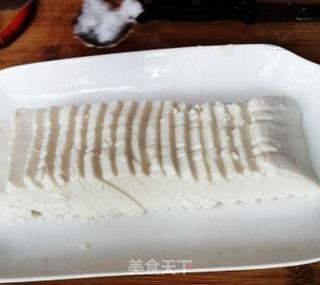 皮蛋榨菜拌豆腐的做法步骤:2