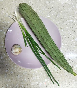 蒜蓉丝瓜的做法步骤：1