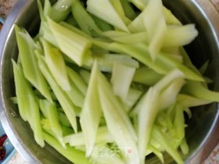西芹炒豆干的做法步骤：2