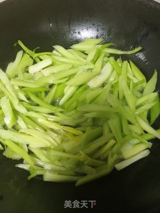 西芹炒豆干的做法步骤：5