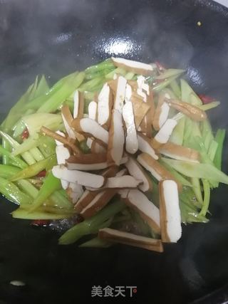 西芹炒豆干的做法步骤：7