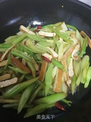 西芹炒豆干的做法步骤：8