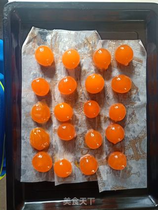 蛋黄莲蓉月饼的做法步骤:6