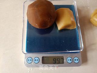 蛋黄莲蓉月饼的做法步骤:7