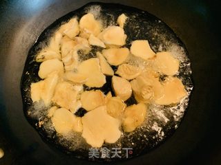 火麻仁白灵菇烧大虾的做法步骤：2