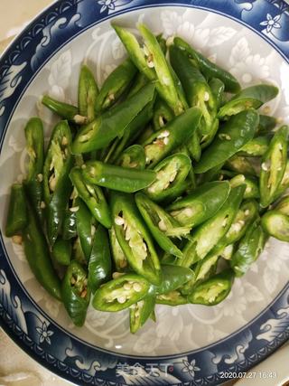 尖椒炒鸭肠的做法步骤：2