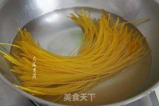 酸辣玉米面的做法步骤:3