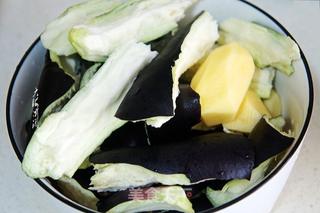 土豆炖茄子的做法步骤:2