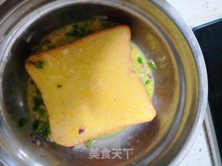 鸡蛋煎面包片的做法步骤:2