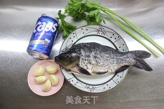 啤酒蒜香鲫鱼的做法步骤：1