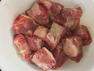 菠萝排骨的做法步骤：2