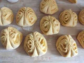 南瓜花卷的做法步骤:13