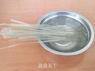 粉条韭菜馅煎饺 的做法步骤:2