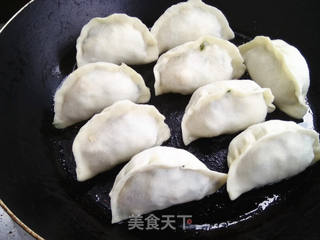 粉条韭菜馅煎饺 的做法步骤:10
