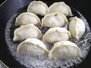 粉条韭菜馅煎饺 的做法步骤:11