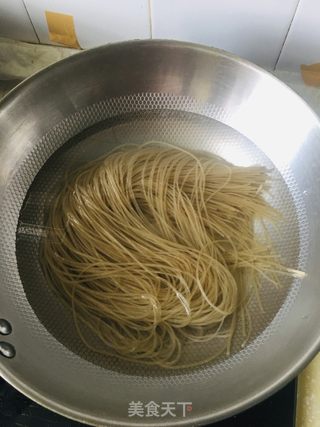 凉拌红薯粉条韭菜的做法步骤：1