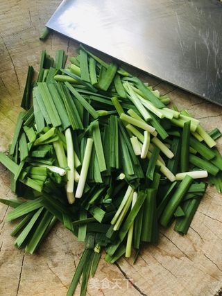 凉拌红薯粉条韭菜的做法步骤：2