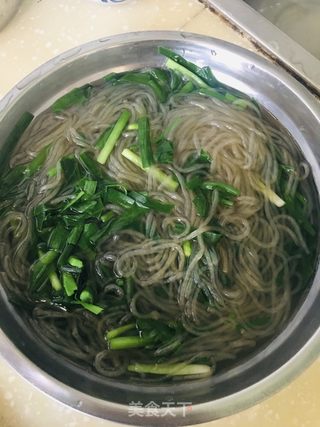 凉拌红薯粉条韭菜的做法步骤：4