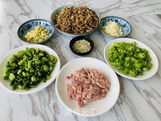 火麻仁肉末杭椒炒干豇豆的做法步骤：1