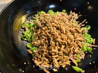 火麻仁肉末杭椒炒干豇豆的做法步骤：7