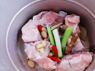 黄豆炖猪脚肉的做法步骤：1