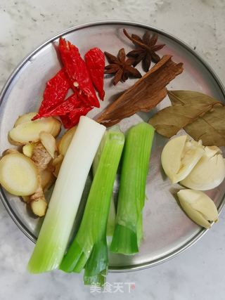 黄豆炖猪脚肉的做法步骤:2