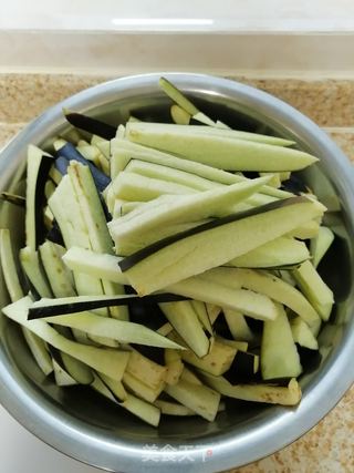 五花肉辣炒茄条的做法步骤：2