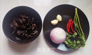 凉拌洋葱木耳的做法步骤:2