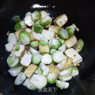 抱子甘蓝炒豆干的做法步骤：6