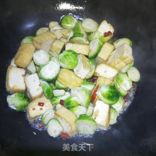 抱子甘蓝炒豆干的做法步骤：7