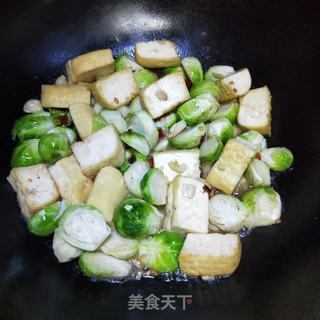 抱子甘蓝炒豆干的做法步骤：8