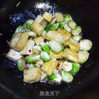 抱子甘蓝炒豆干的做法步骤：10