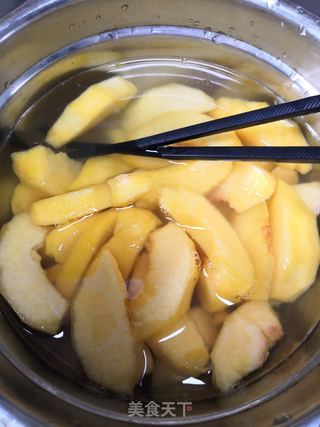 黄桃罐头的做法步骤:2