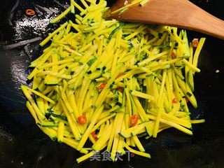 火麻仁素炒南瓜丝的做法步骤：4