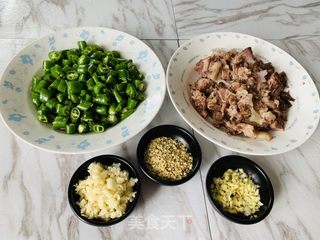 火麻仁剔骨肉炒线椒的做法步骤：1