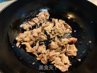火麻仁剔骨肉炒线椒的做法步骤：2